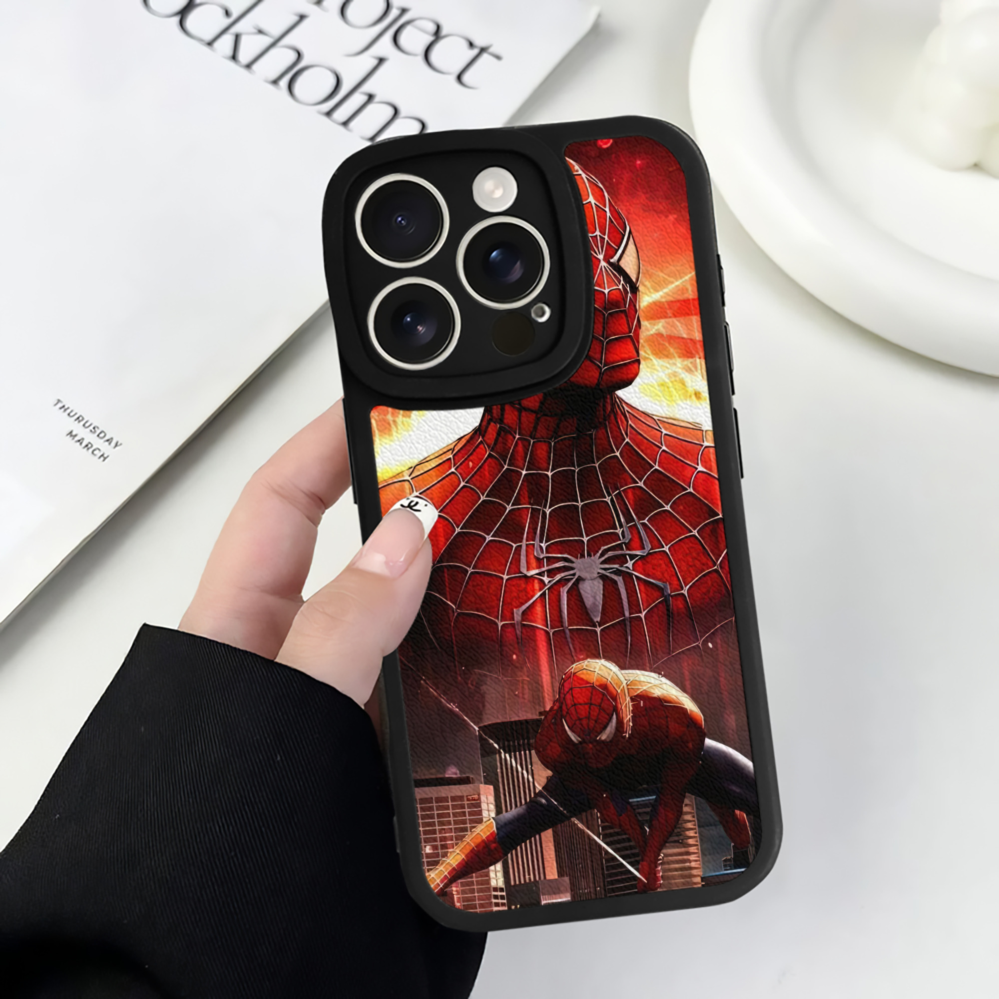 Spider Man スパイダーマン 【iPhone 16シリーズ対応】シリコンスマホケース（レザー調） 材質：シリコン